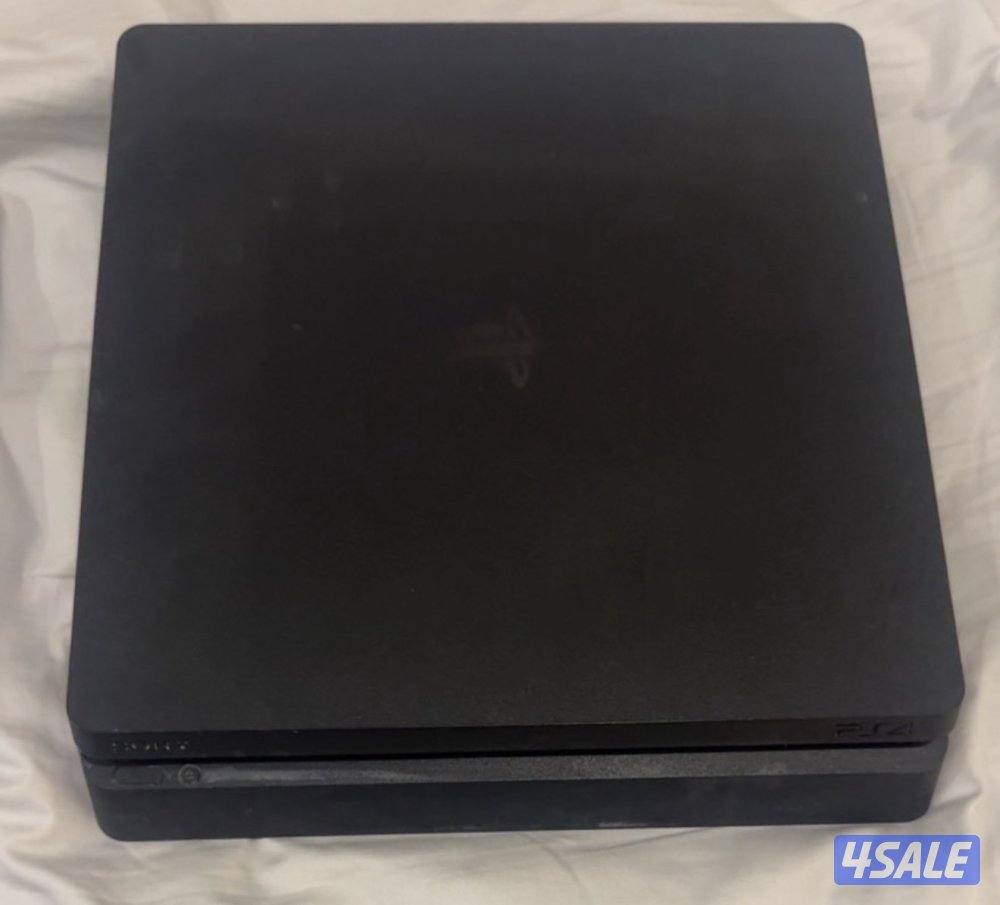 سوني ٤ سلم للبيع نظيفه جدا تجي مع اليد و الوايرات2