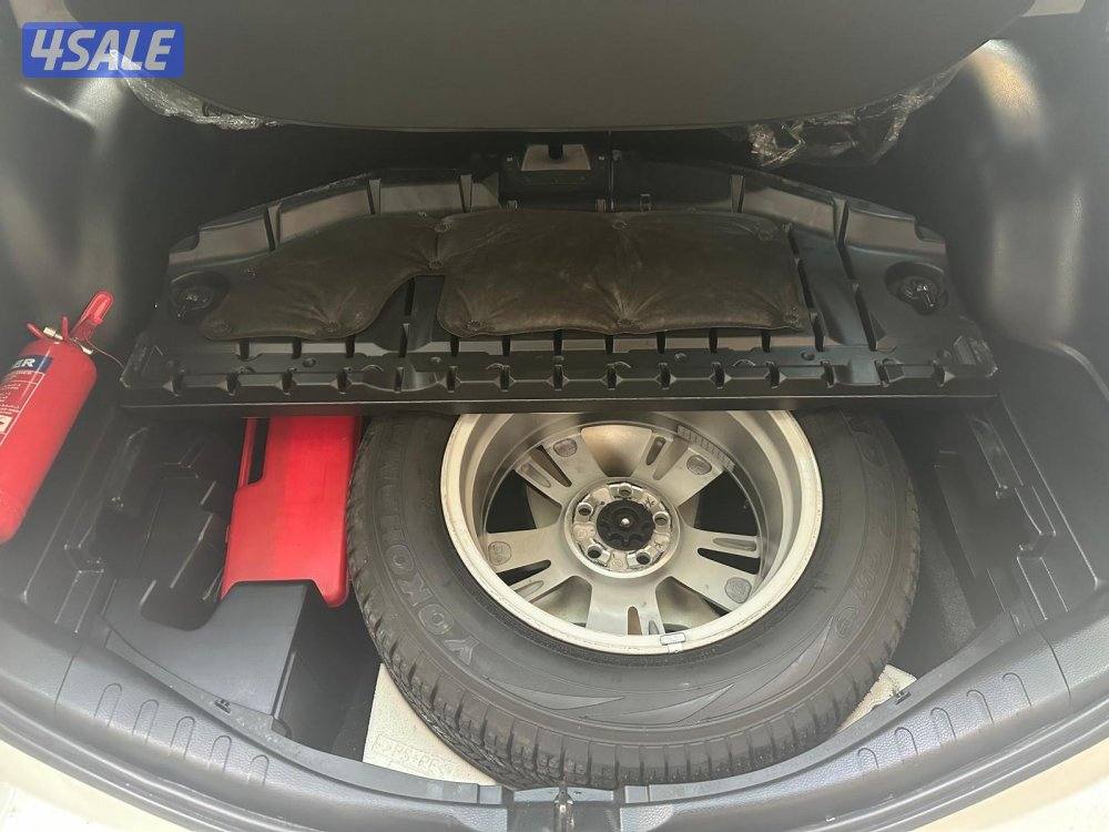 تويوتا راف 4 قمة بالنظافة سريفس وكالة منتظم عداد 92000 فقط اعلى درجة ب8