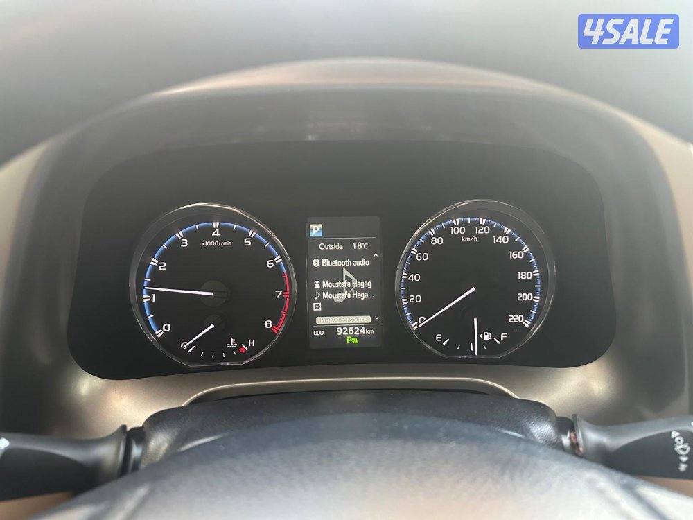 تويوتا راف 4 قمة بالنظافة سريفس وكالة منتظم عداد 92000 فقط اعلى درجة ب10