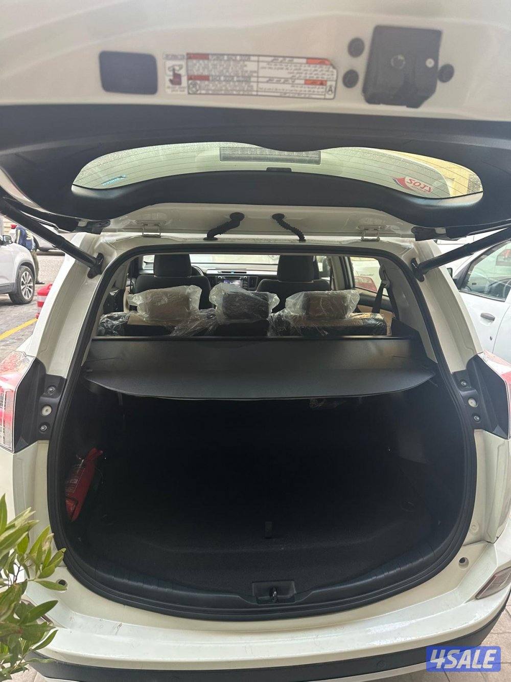 تويوتا راف 4 قمة بالنظافة سريفس وكالة منتظم عداد 92000 فقط اعلى درجة ب11