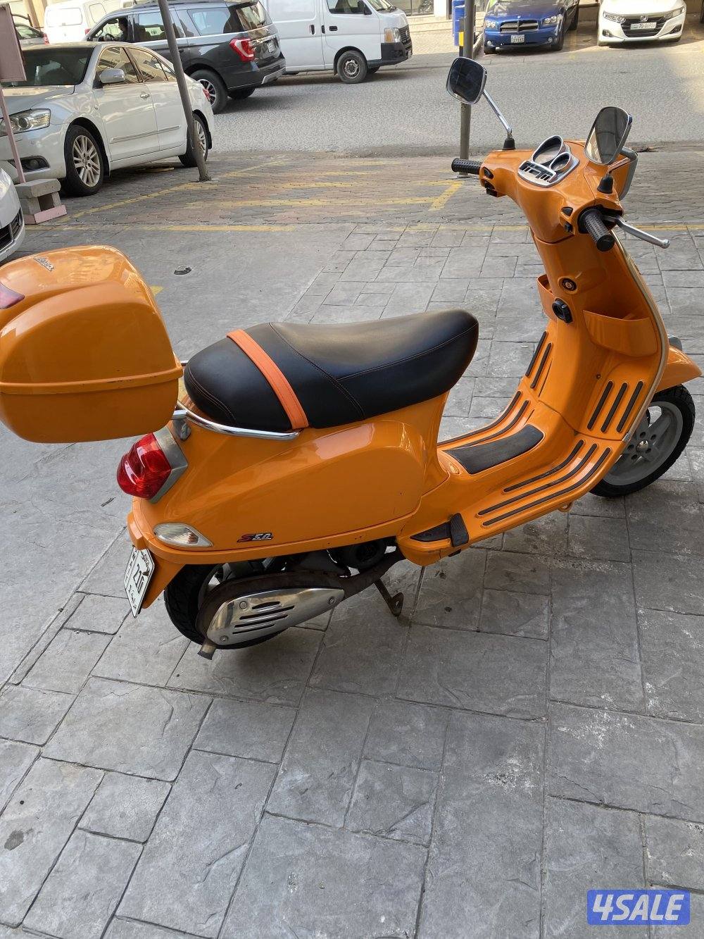 Vespa 50cc  للبيع فيسبا ايطالي اصلي ٥٠ سي سي ماشي الف نضيف جداً0