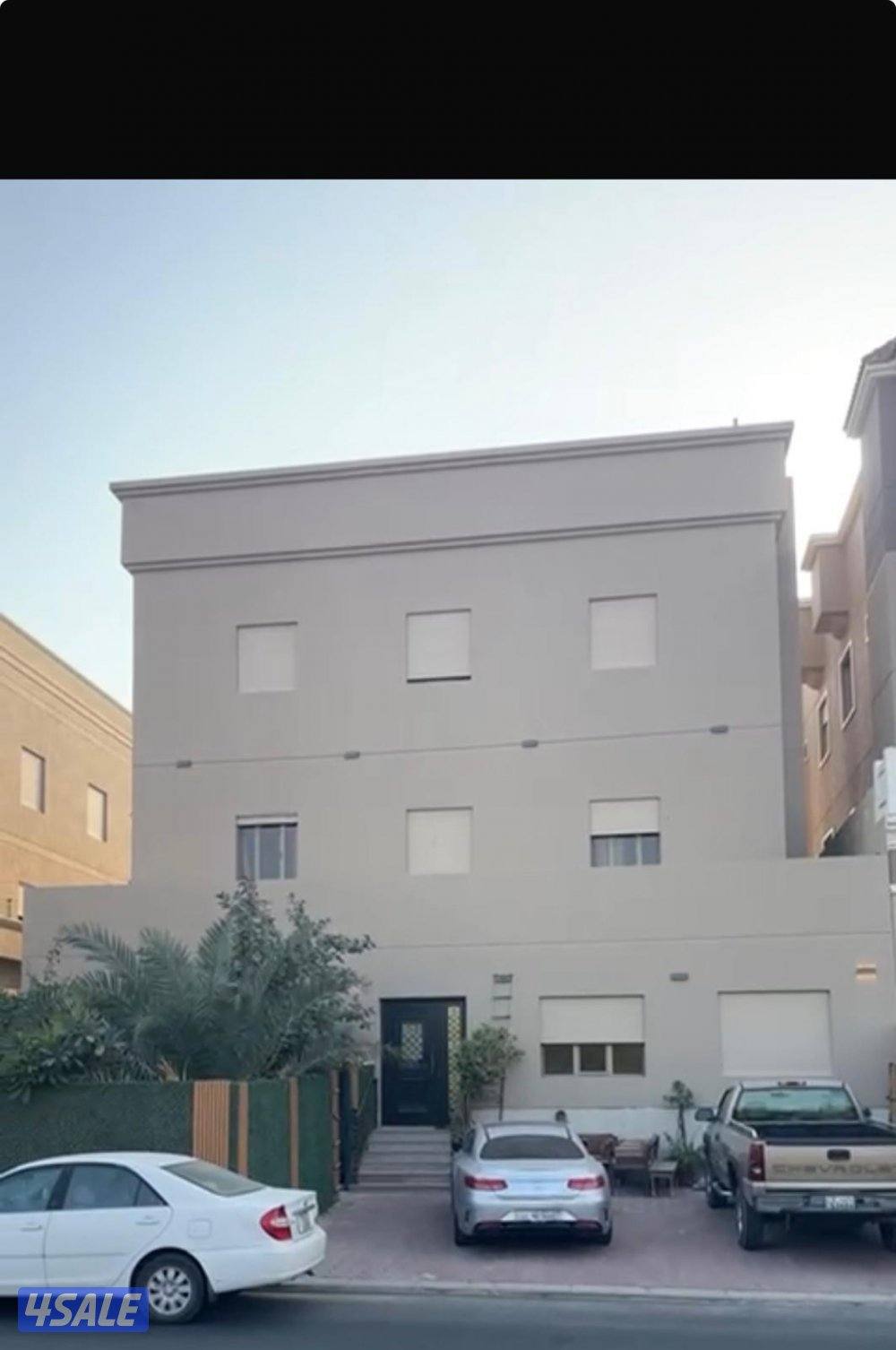 للبيع بالقيروان قسيمه ثلاث ادوار وربع بطن وظهر ونافذ علي الرواق0