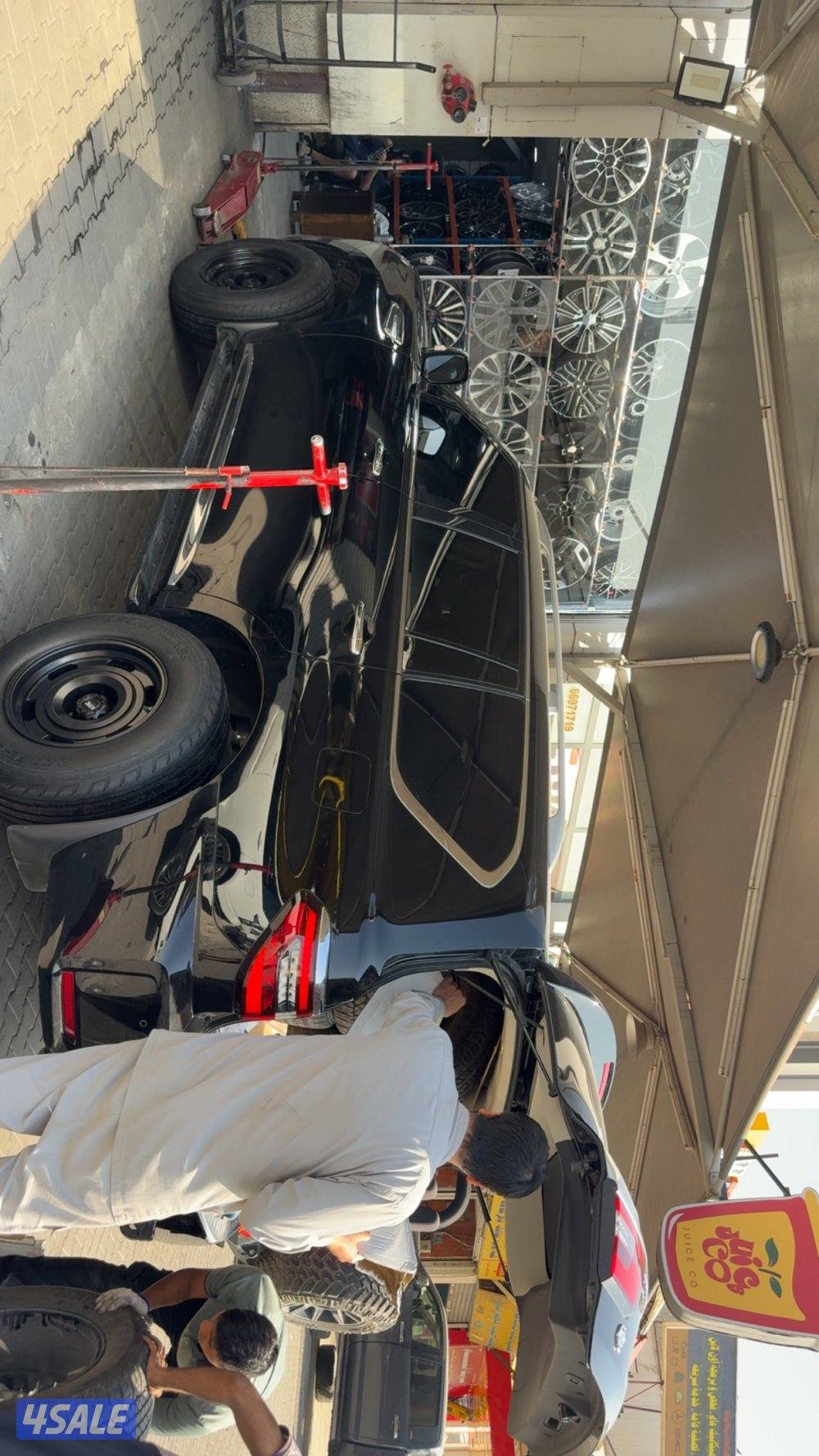 للبيع ٤ شواهين مقاس ١٨ مع رنقات kmc1