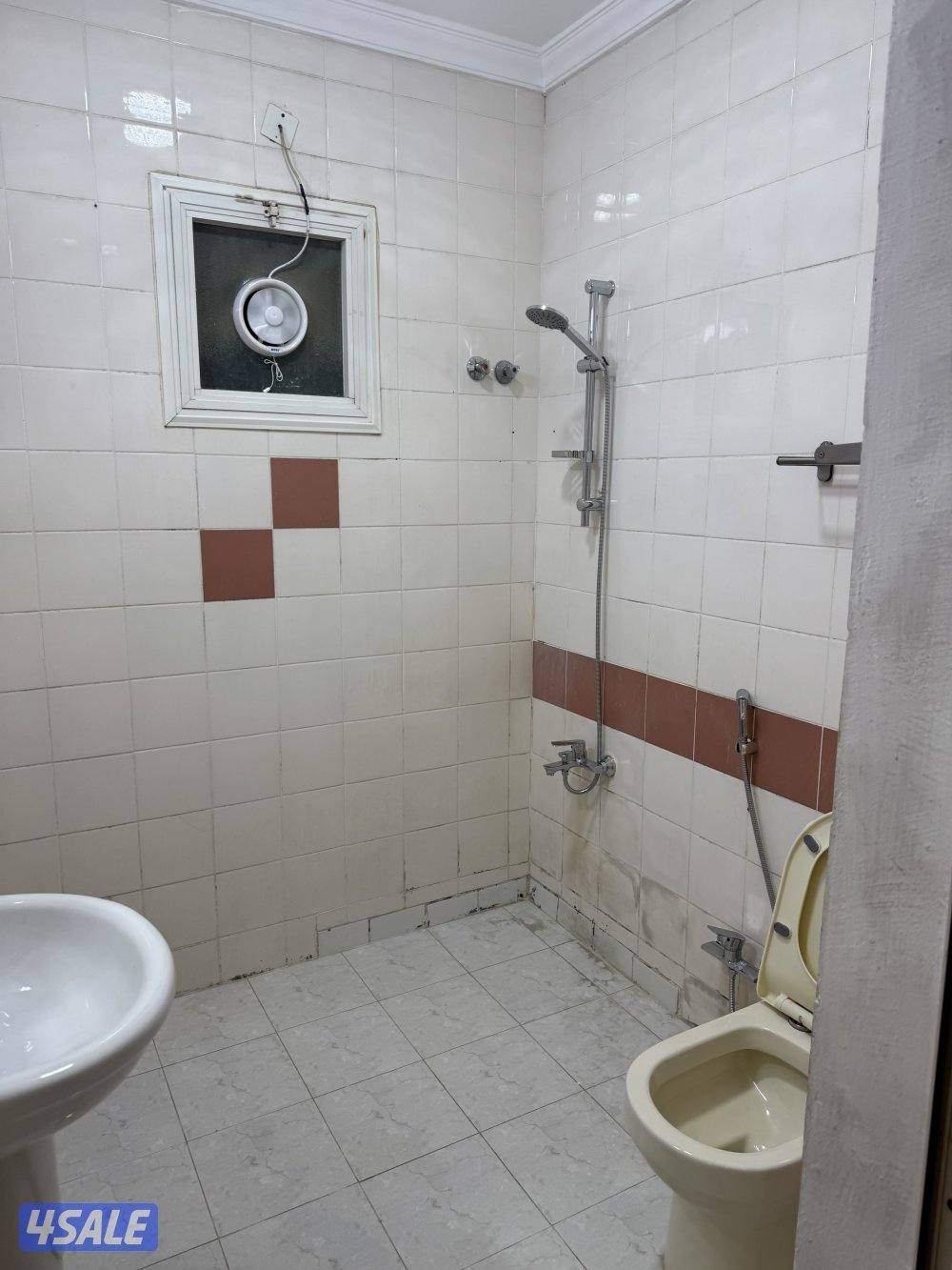 للإيجار في منطقة القرين دور ثاني مصعد2