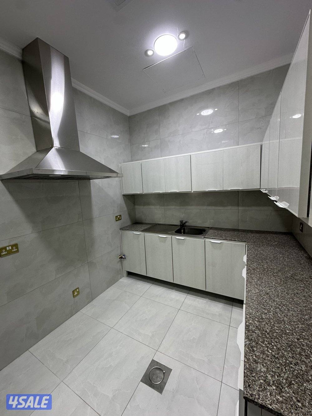 شقة بالمطلاع للايجار ثلاث غرف وغرفة خاد واربع حمامات ومطبخواتس1