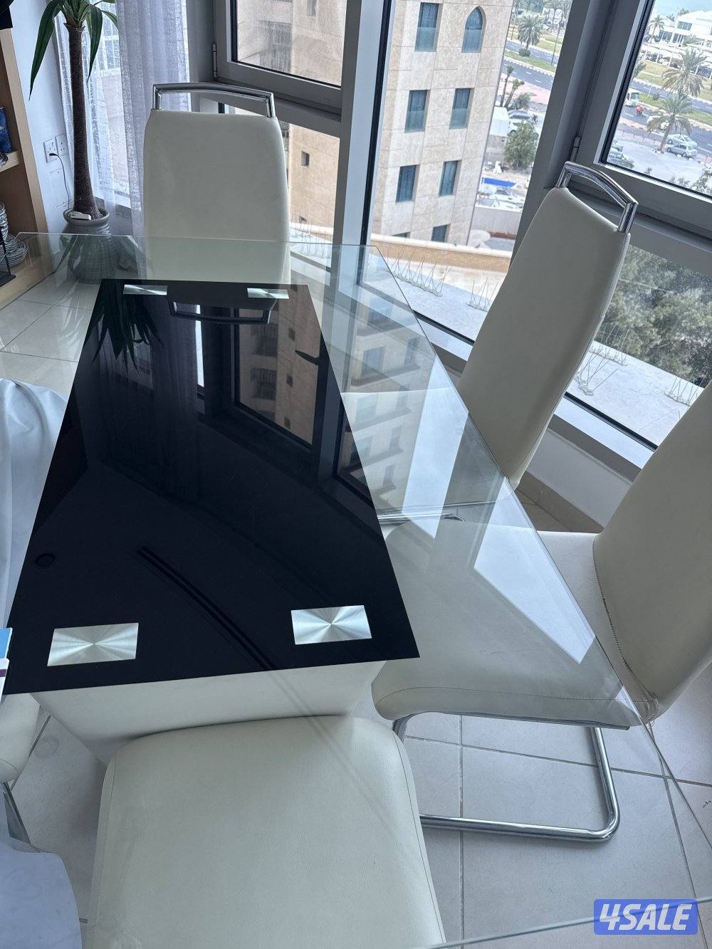 طاولة طعام مع 6 كراسي بحالة ممتازة0