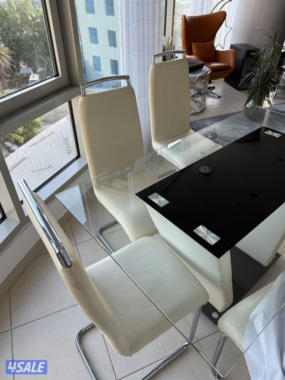 طاولة طعام مع 6 كراسي بحالة ممتازة3