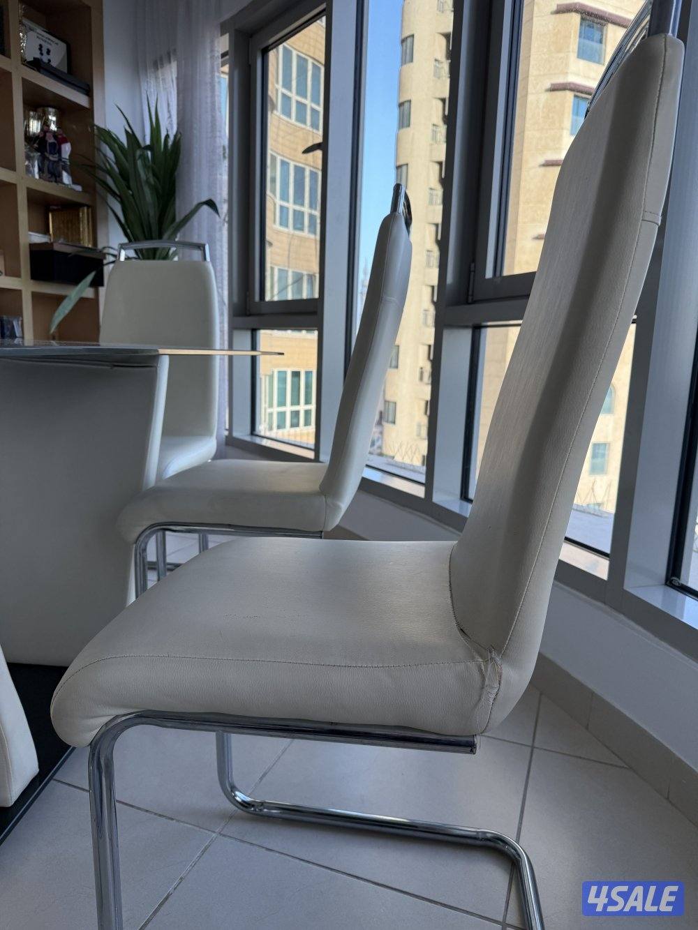 طاولة طعام مع 6 كراسي بحالة ممتازة4