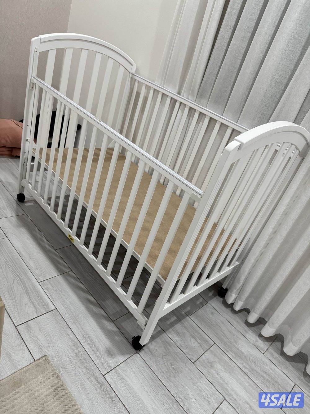 للبيع سرير أطفال خشب (جونيورز) - حالة ممتازة - أبيض كلاسيك0