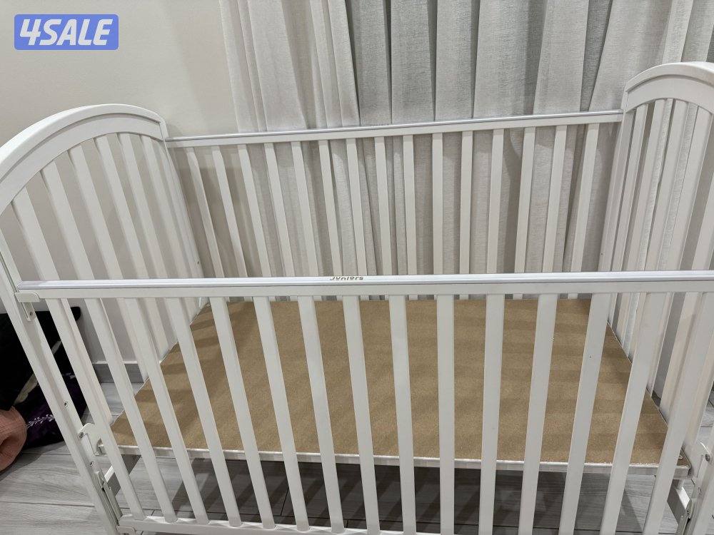 للبيع سرير أطفال خشب (جونيورز) - حالة ممتازة - أبيض كلاسيك1