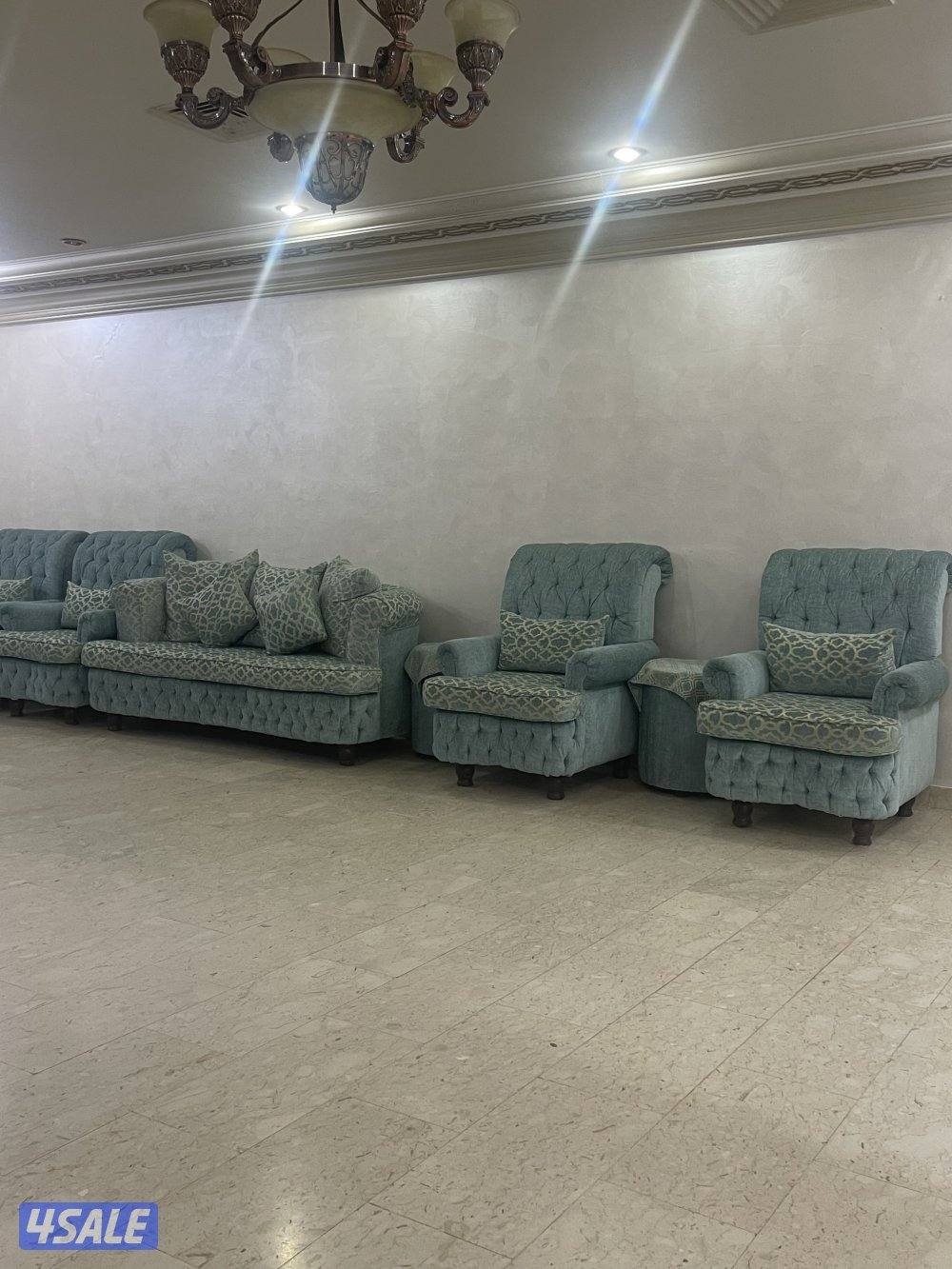 للبيع قنفات طقمين كل طقم مع طاولات0