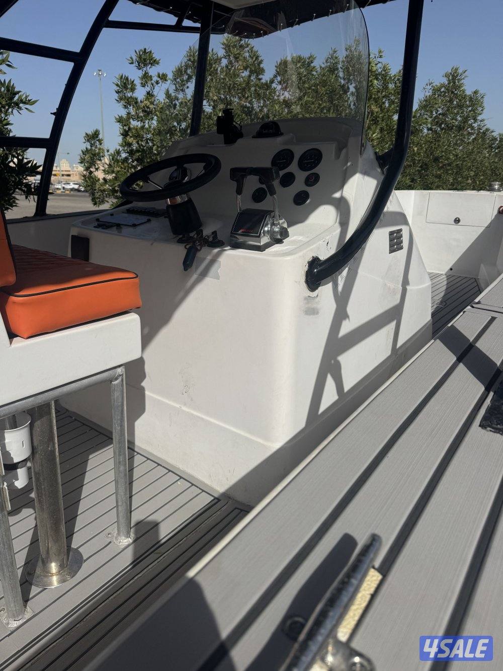 البيع طراد wave walker موديل 2012 28 قدم مكاين 225 EFI موديل 20130