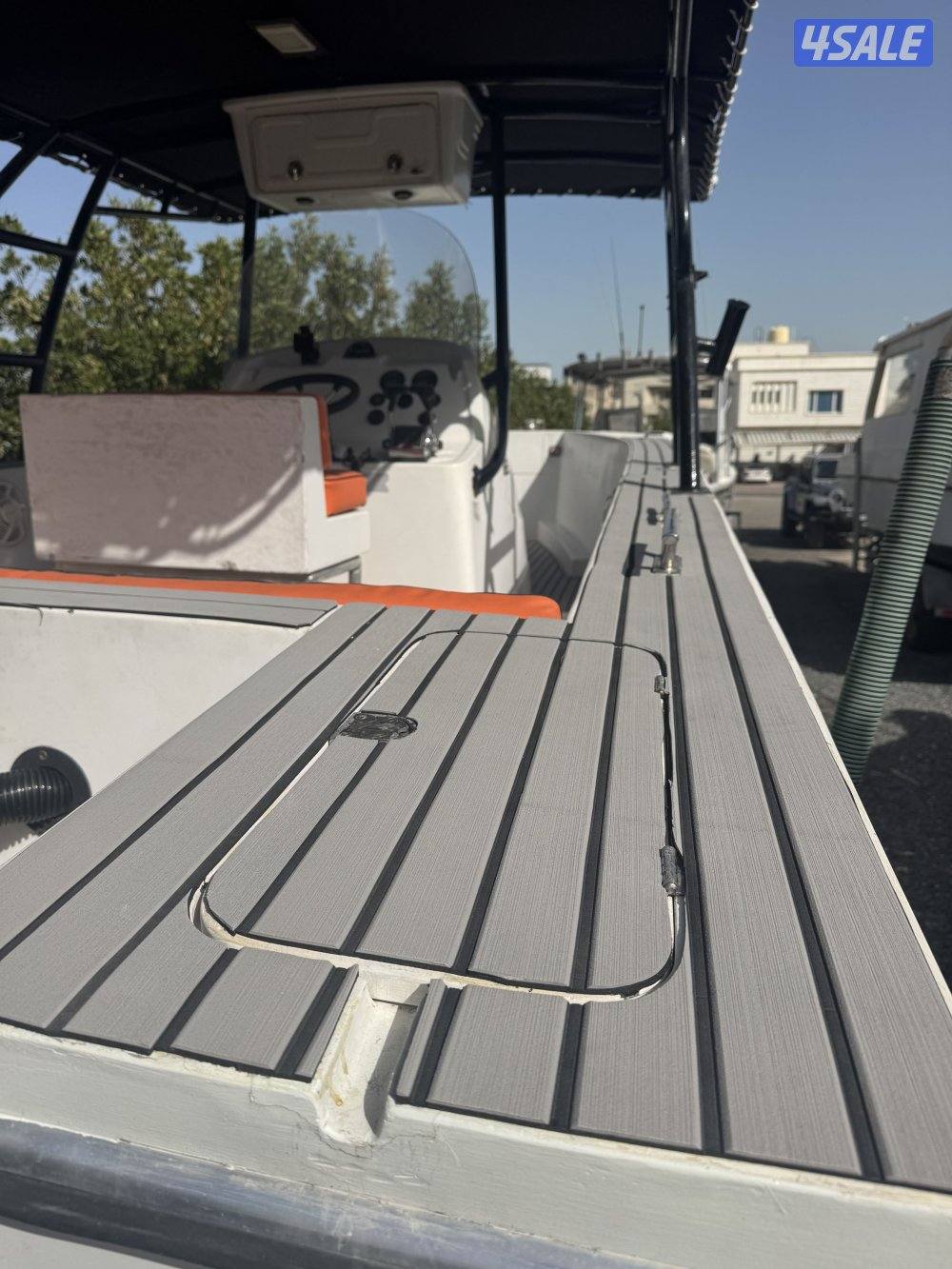 البيع طراد wave walker موديل 2012 28 قدم مكاين 225 EFI موديل 20134