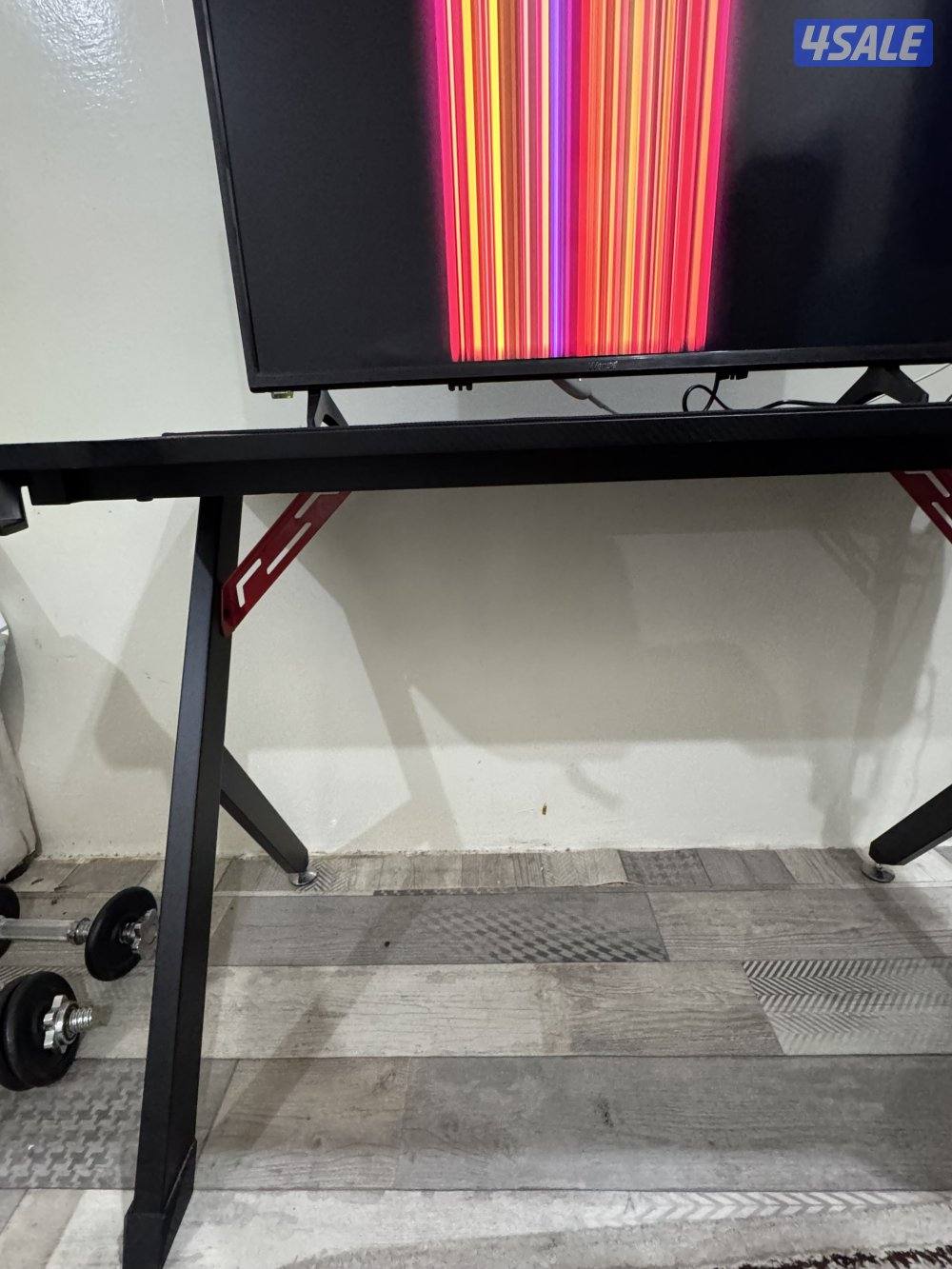 تلفزيون ونسا 32 بوصه معاه رسيفر سمارت واذا تبي في طاوله قيمنق4