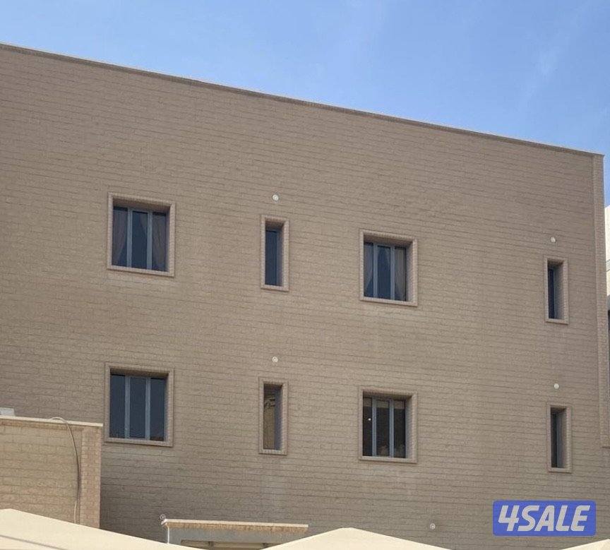 للبيع فيلا العقيله مساحه 700م بطن وظهر علي شارع رئيسي0