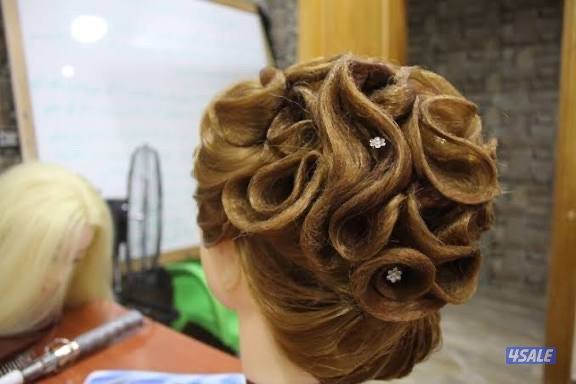 كوافيرة شعر تبحث عن عمل خبرة 15سنه داخل الكويت0