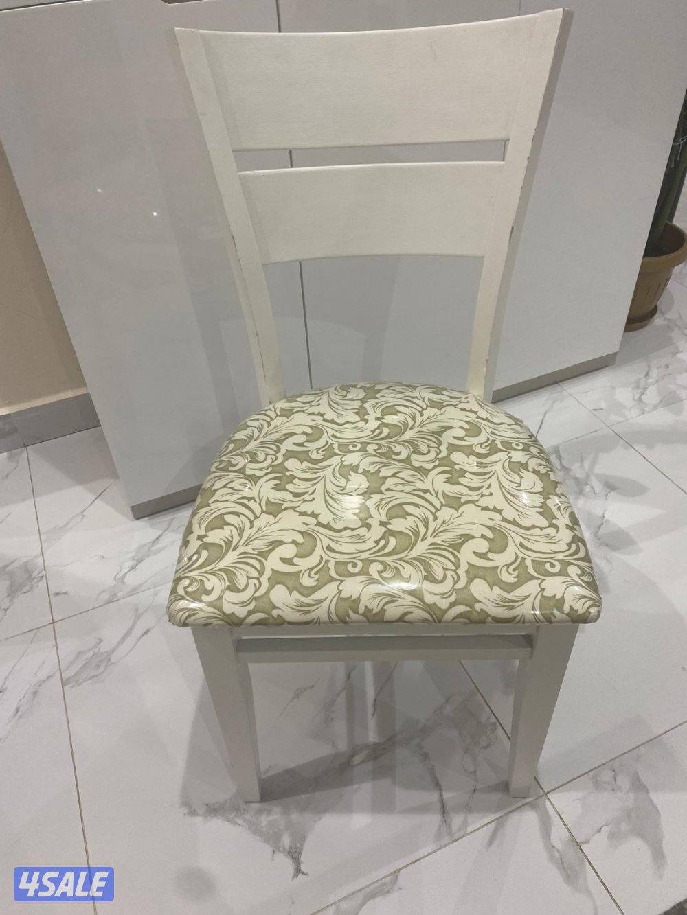 White Dinner Table 140x85 with 6 chairs From Safat Alghanim2