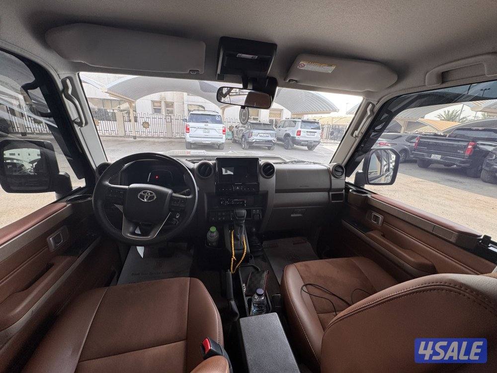 تويوتا نص 2025  بحالة ممتازة واضافات2