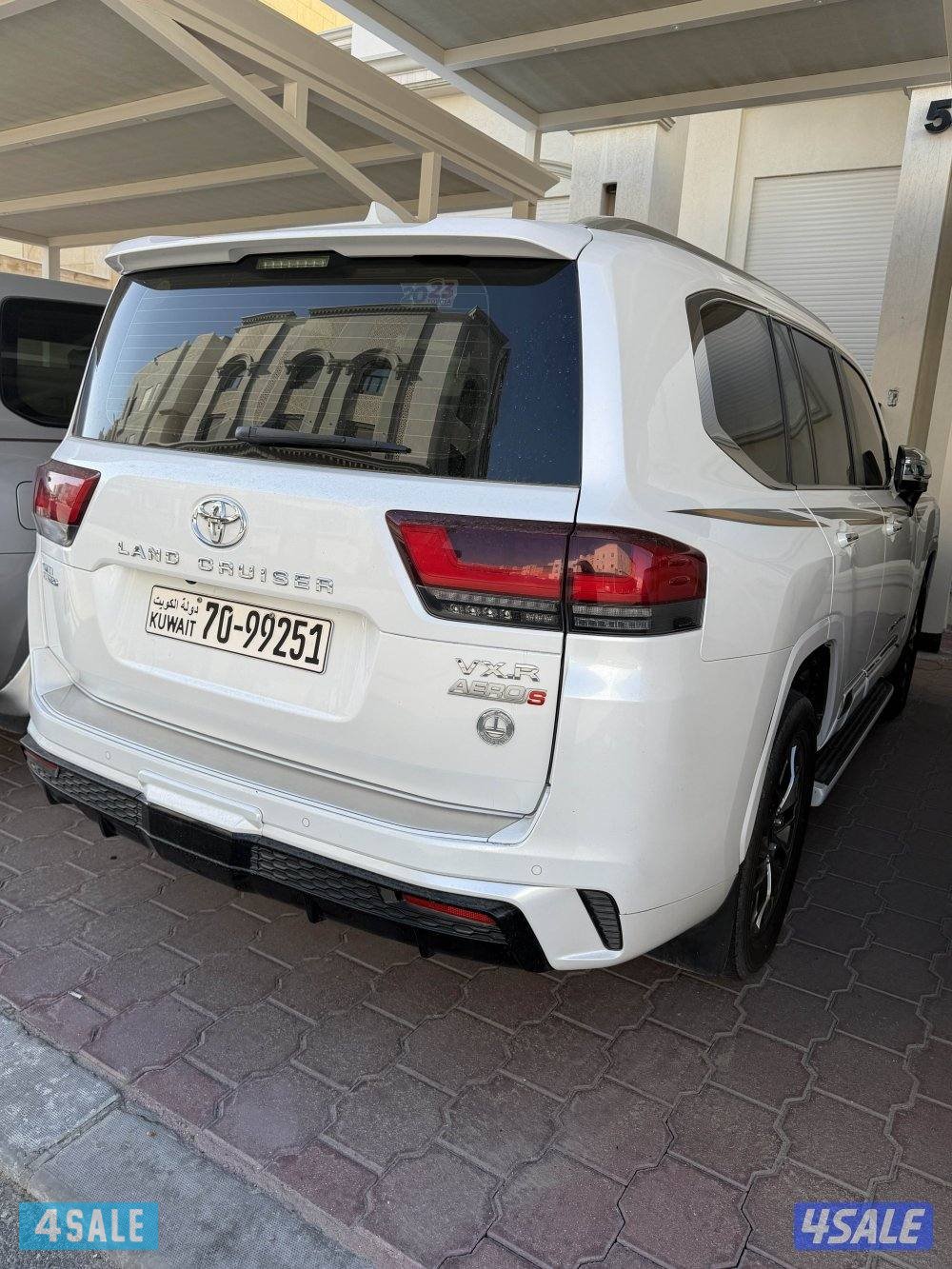 لاند كروزر VXR تيربو 2023 وارد الساير عداد /٦٩ صبغ وكاله بالكامل حمايه من الوكاله تظليل حراري /٤ تواير جدد اعلى درجه/5 كاميرات /نقاط عمياء/ جام دبل/بروجكتر/ تبريد تدفئه 4مقاعد/ رادار/ دخول ذكي /بروجكتر ابواب3