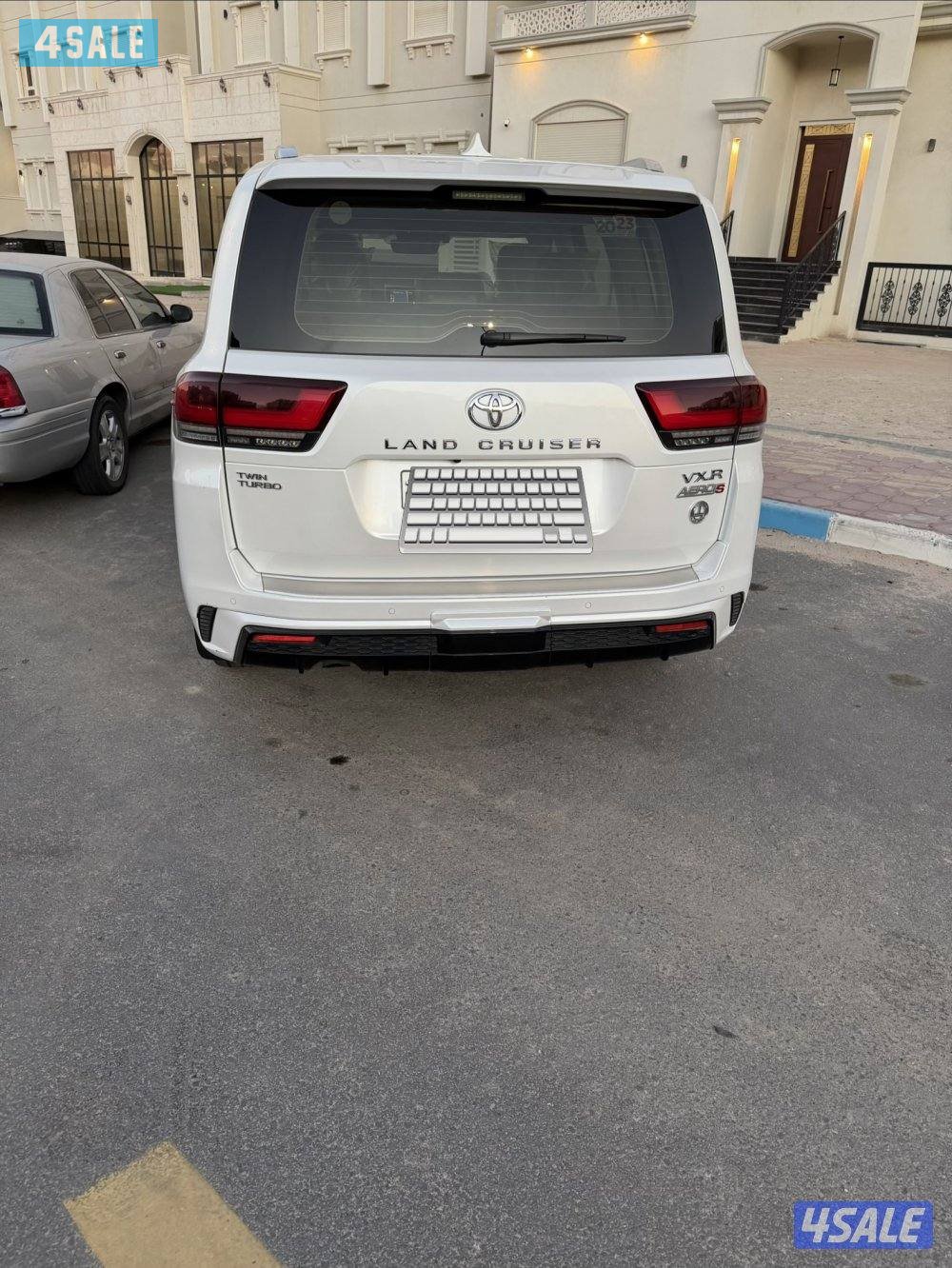 لاند كروزر VXR تيربو 2023 وارد الساير عداد /٦٩ صبغ وكاله بالكامل حمايه من الوكاله تظليل حراري /٤ تواير جدد اعلى درجه/5 كاميرات /نقاط عمياء/ جام دبل/بروجكتر/ تبريد تدفئه 4مقاعد/ رادار/ دخول ذكي /بروجكتر ابواب7