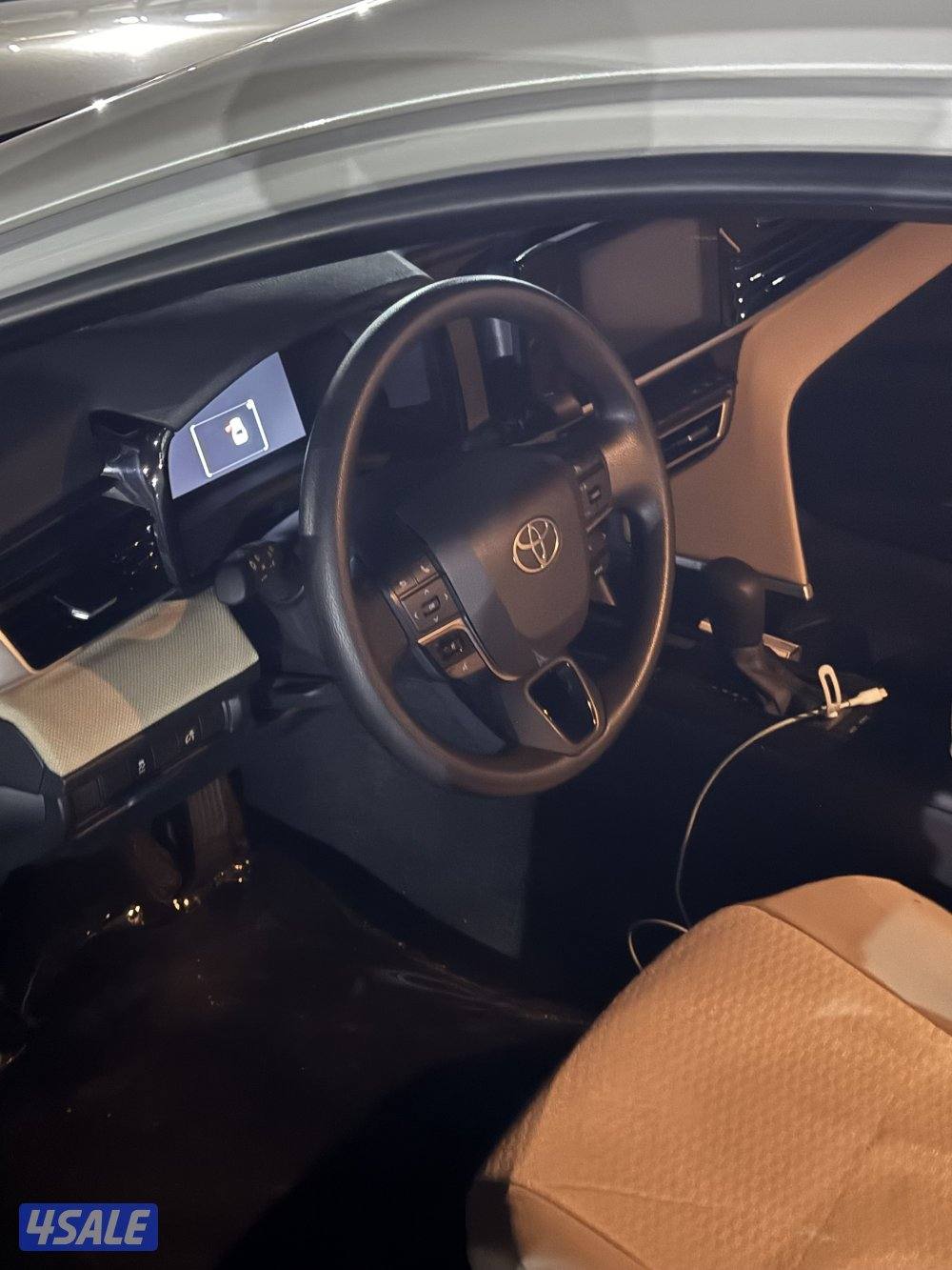 للبيع كامري هايبرد 2025 مكفولة 10 سنين شرط الفحص خالي من الحوادث0