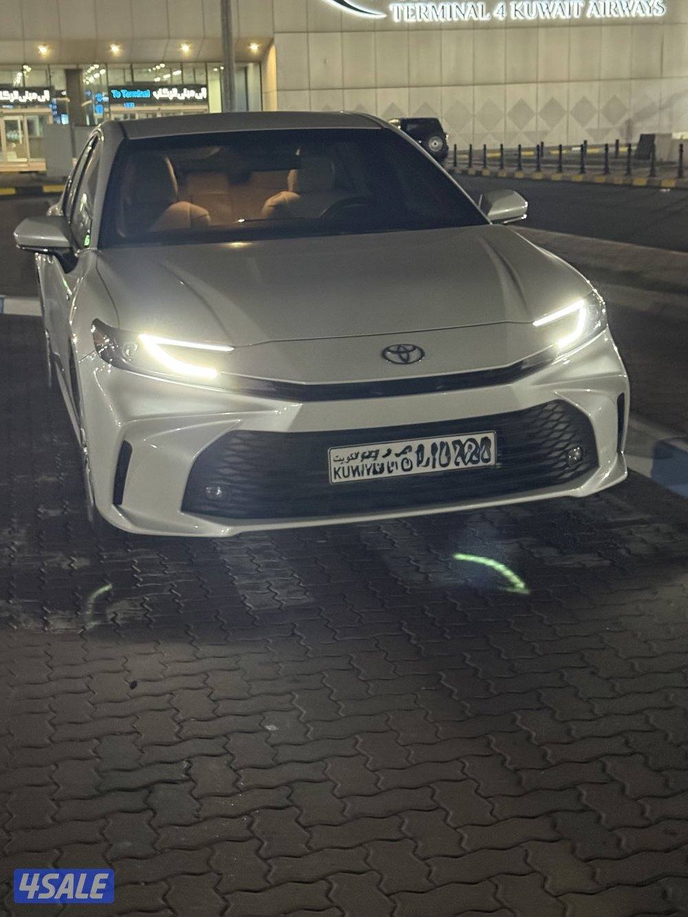 للبيع كامري هايبرد 2025 مكفولة 10 سنين شرط الفحص خالي من الحوادث2