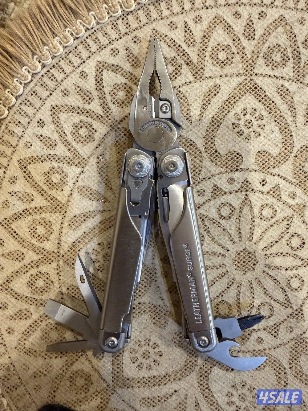 مثل اللي بالصور موضح كل الاغراض مافيها شيLEATHERMAN        SURGEللبيع0