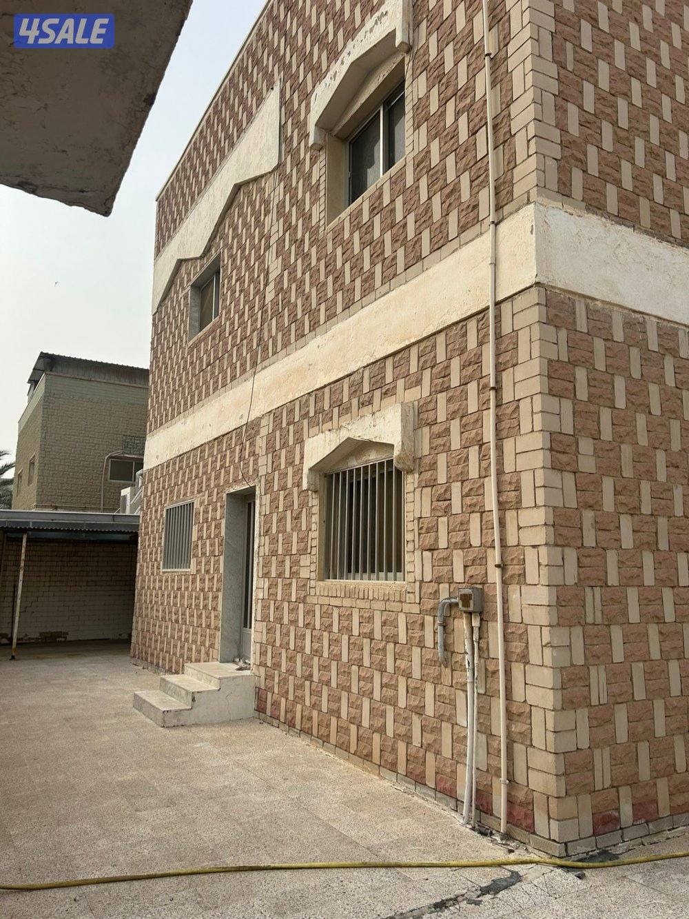 للبيع بيت في الرميثية مساحته 750 متر دورين وثيقه حرة على السوم0