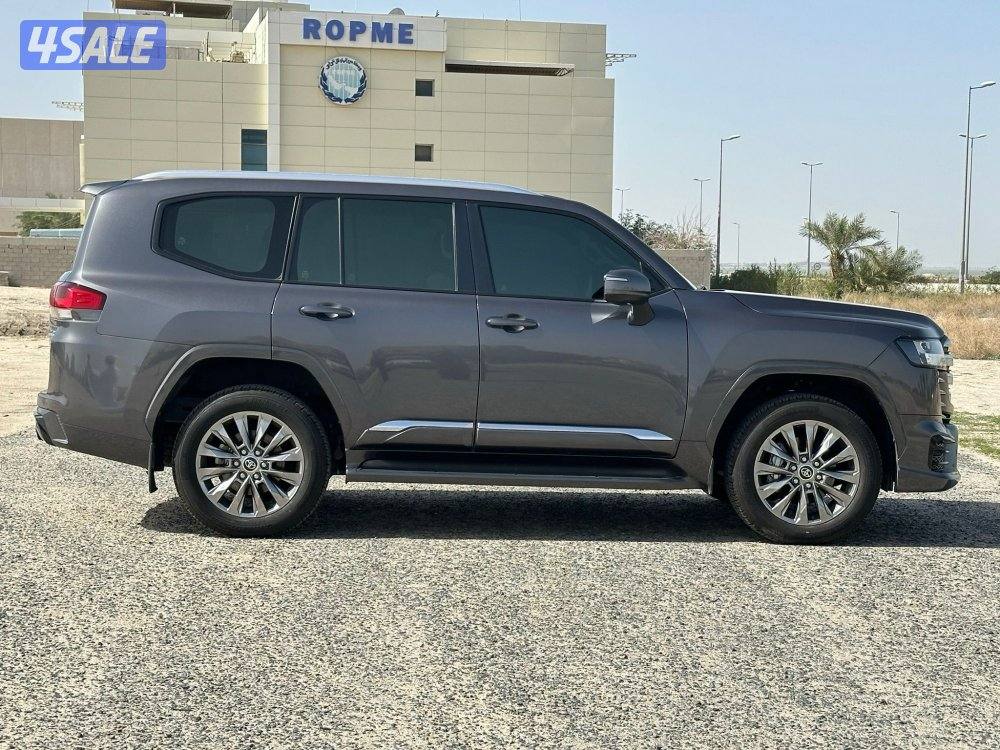 لاند كروزر GXR Aero s موديل 2023 ماشي 64 الف سيرفس وكالة 6 سلندر3