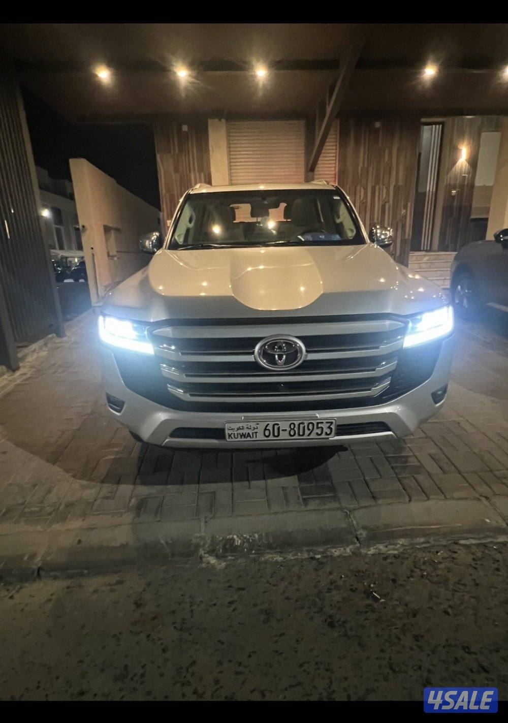 للبيع جيب لاند كروزر 2022vx فضي ماشي810