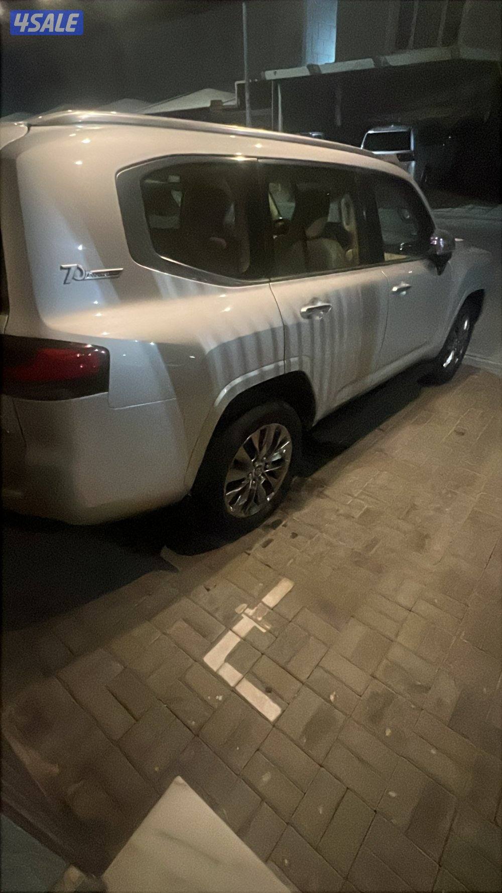 للبيع جيب لاند كروزر 2022vx فضي ماشي812