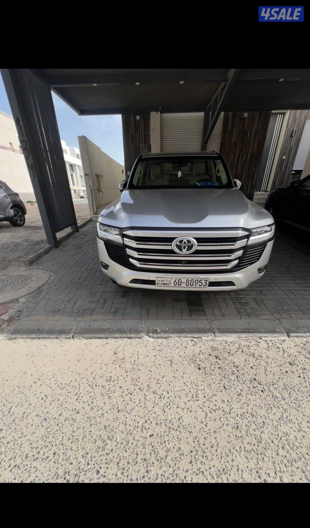 للبيع جيب لاند كروزر 2022vx فضي ماشي813