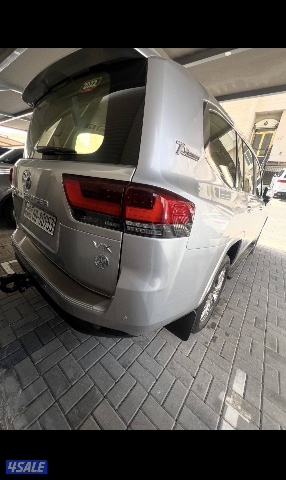 للبيع جيب لاند كروزر 2022vx فضي ماشي814