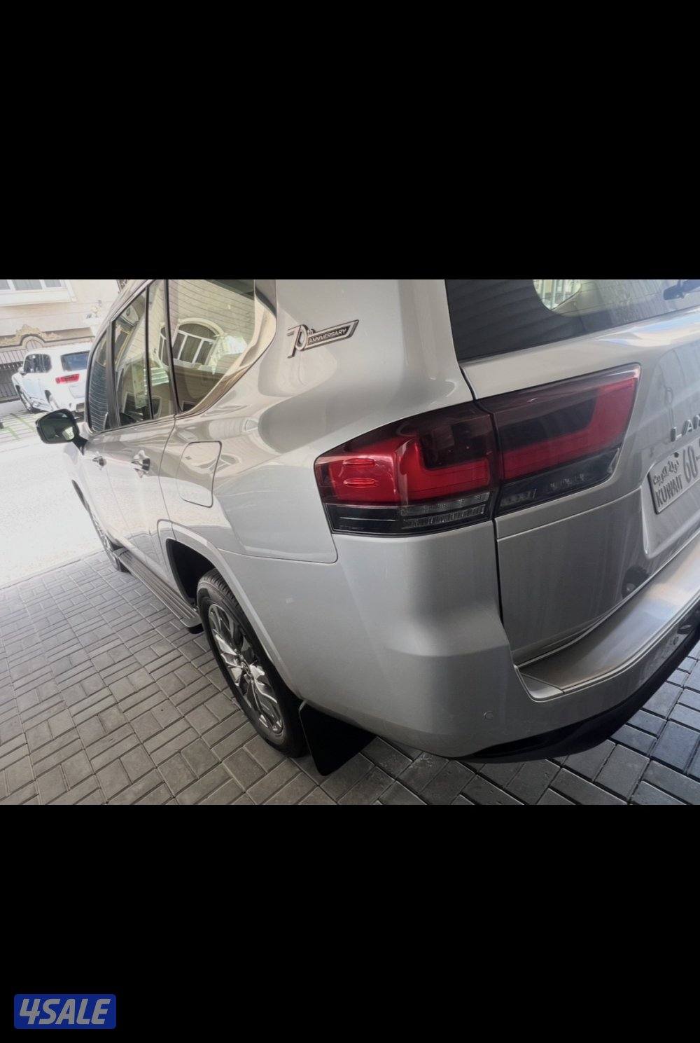 للبيع جيب لاند كروزر 2022vx فضي ماشي818