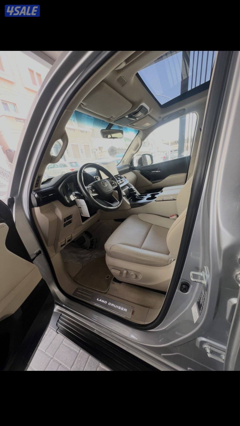للبيع جيب لاند كروزر 2022vx فضي ماشي819