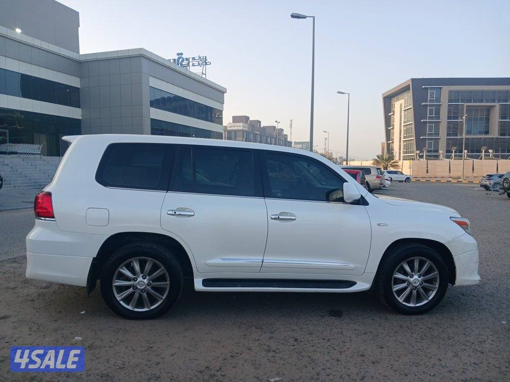 جيب لكزس LX570 موديل 2010 صبغ الوكالة. الدرجة الأولى2