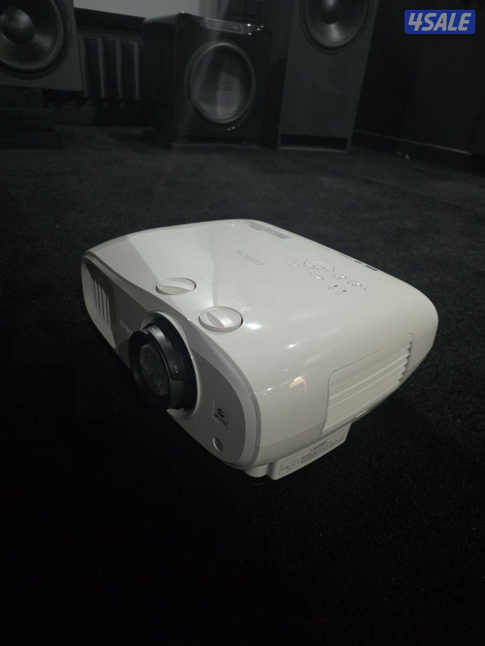 للبيع بروجكتر projctor ابسون home cinema3200 يدعم 4k و 3d كالجديد بالك2