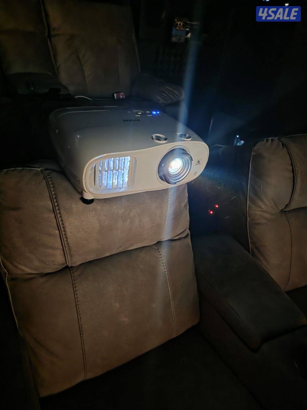 للبيع بروجكتر projctor ابسون home cinema3200 يدعم 4k و 3d كالجديد بالك3