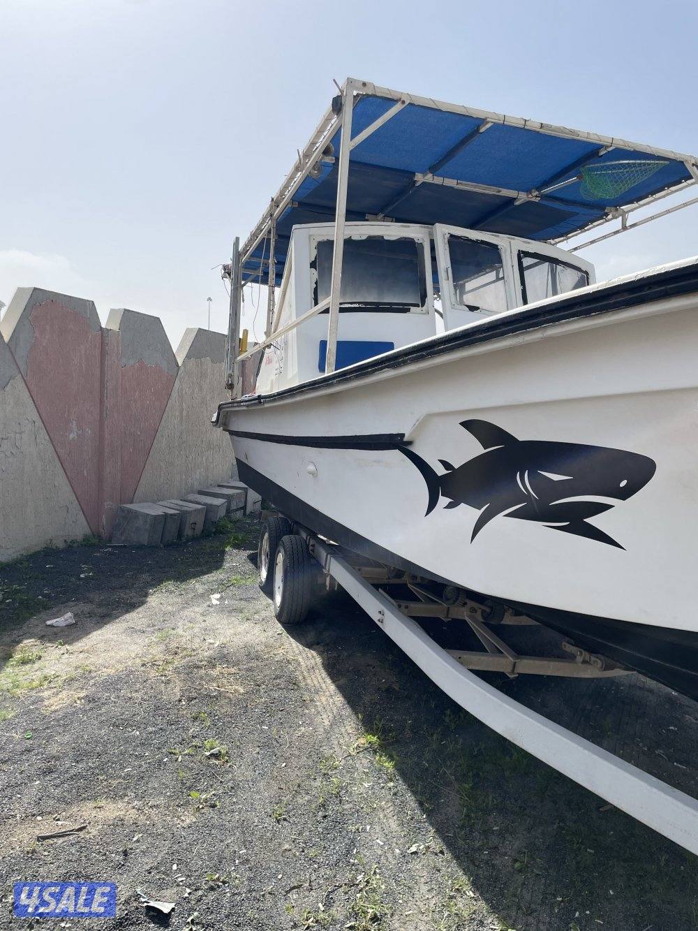 للبيع طراد اماراتي ٣٠ قدم موديل0