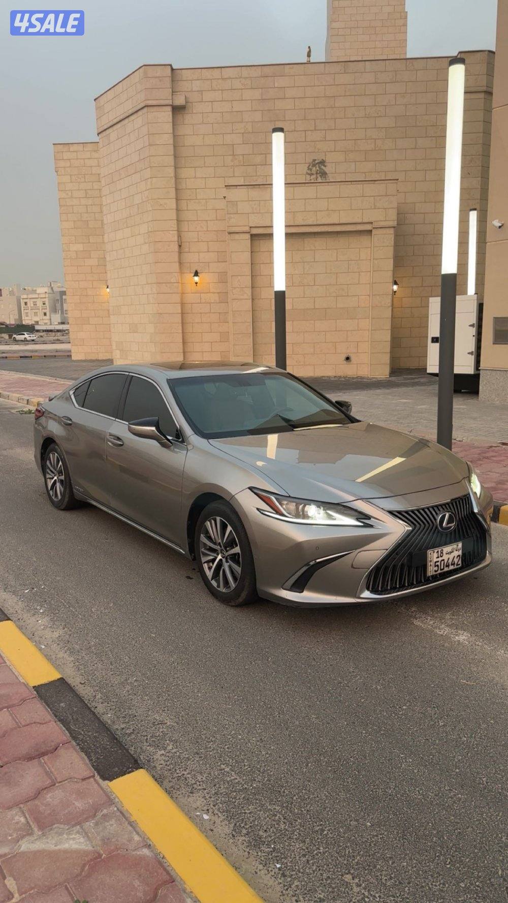 لكزس ES300H جيد جدًا واستعمال حشمه لا يوجد الا بعض الحكات1