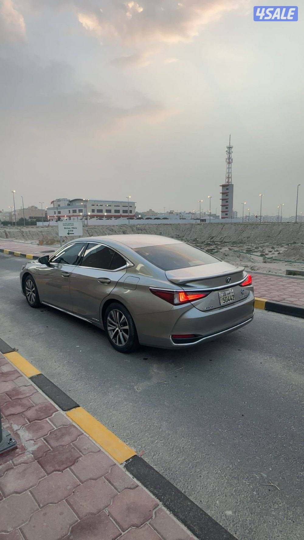 لكزس ES300H جيد جدًا واستعمال حشمه لا يوجد الا بعض الحكات0