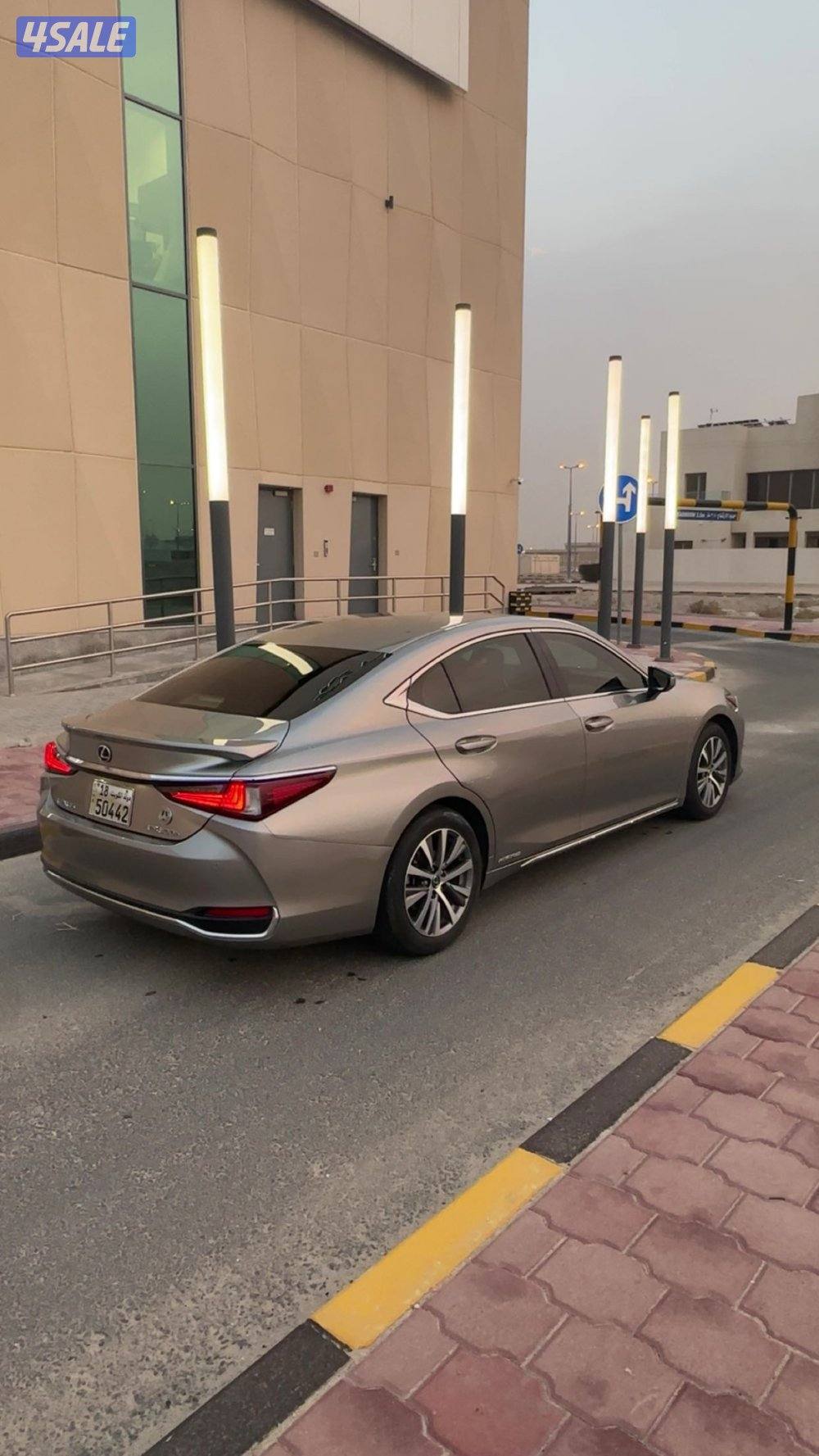 لكزس ES300H جيد جدًا واستعمال حشمه لا يوجد الا بعض الحكات2