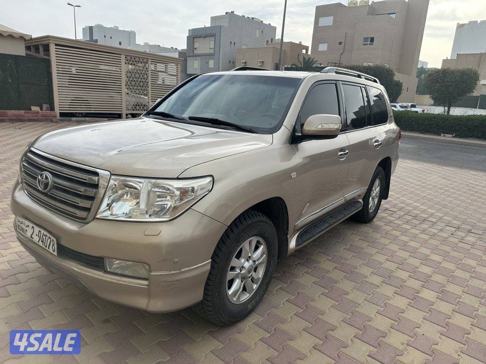 موديل ٢٠١٠ ذهبي نظيف عداد ٢٣٩ كم المالك الثاني شرط الفحص0