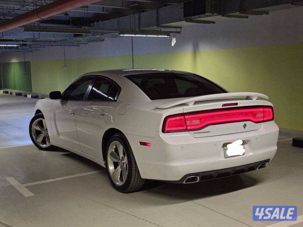 للبيع تشارجر بحالة ممتازه1