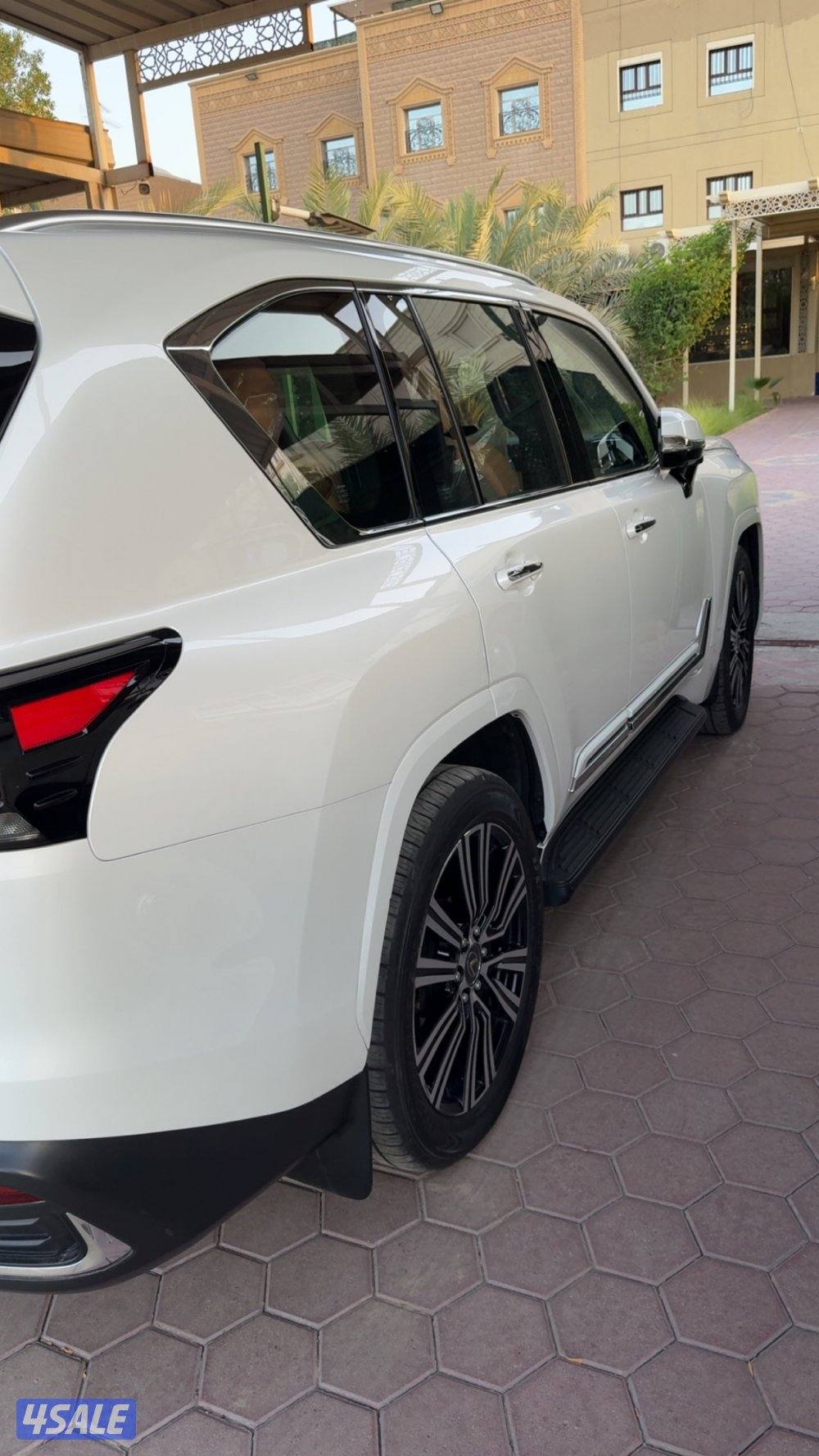 لكزس 2024 ابيض داخليه تان ماشيه 40 الف بحالة الوكاله حمايه كامله وحما0