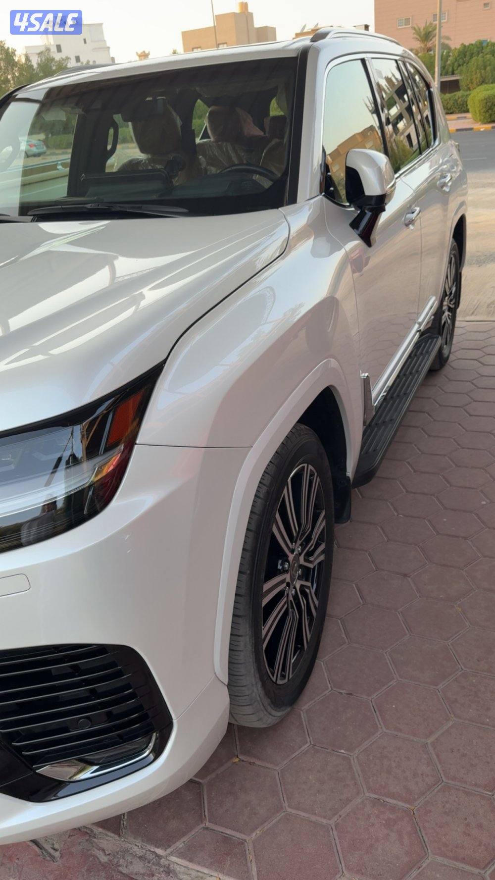 لكزس 2024 ابيض داخليه تان ماشيه 40 الف بحالة الوكاله حمايه كامله وحما2