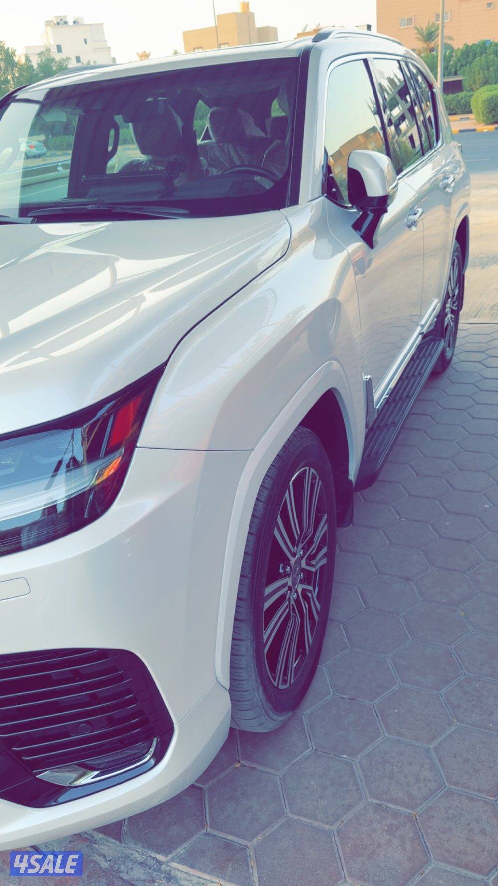 لكزس 2024 ابيض داخليه تان ماشيه 40 الف بحالة الوكاله حمايه كامله وحما3