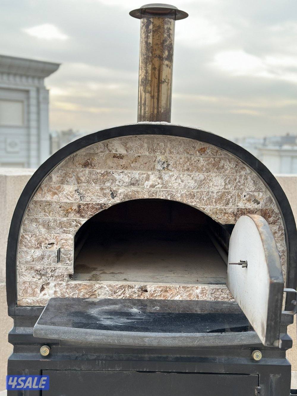 فرن حجري كالجديد استخدام منزلي ولم يستخدم الا مره او اثنين فقط مشروط.1