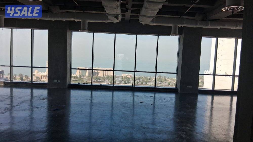 مكتب تجاري فاخر للإيجار اطلالة على الخليج العربي 155M²1