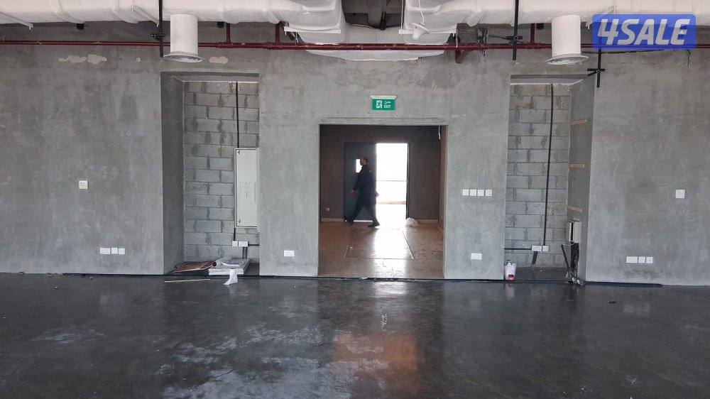 مكتب تجاري فاخر للإيجار اطلالة على الخليج العربي 155M²2